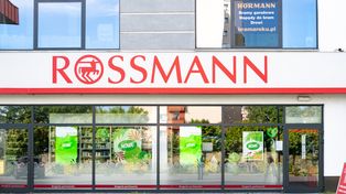 Kultowe perfumy 70 zł taniej. Rossmann przecenia nie tylko to