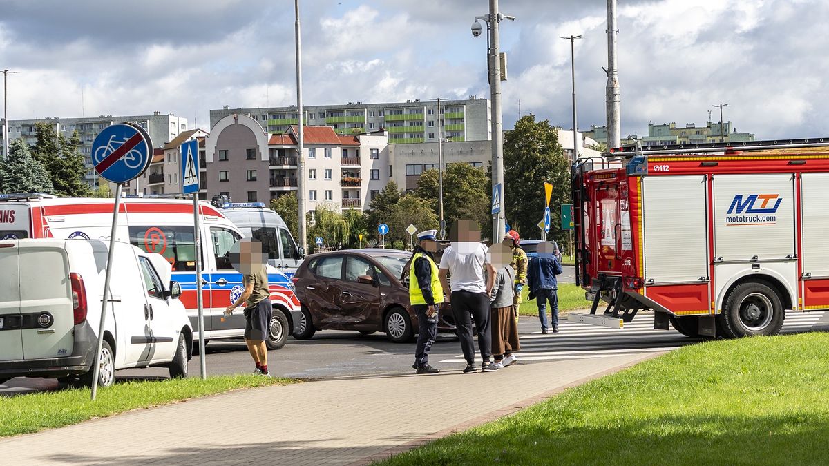 Wypadek na Rondzie Solidarności w Pile. 