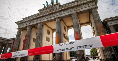 Wandale uszkodzili Bramę Brandenburską. Aż ciężko uwierzyć, co zrobili