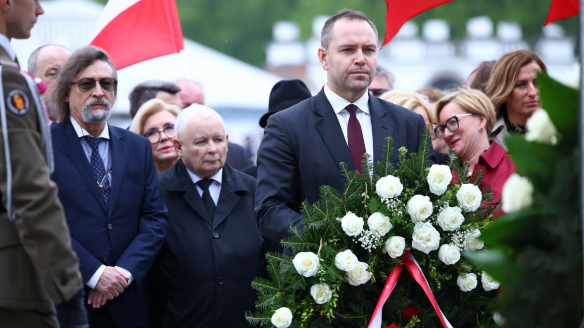 Karol Nawrocki (z wieńcem) wymieniany jest jako jeden z kandydatów