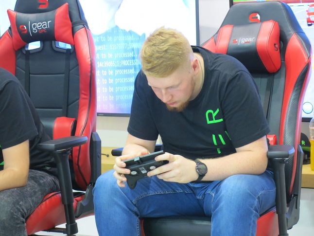Polacy do grania wykorzystali smartfony z podstawkami chłodzącymi