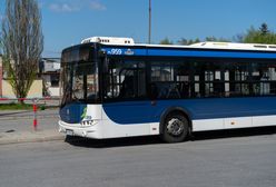 Autobus wjechał na torowisko. Niecodzienny widok w Krakowie