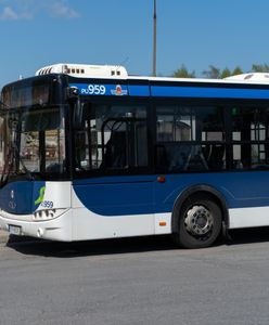 Autobus wjechał na torowisko. Niecodzienny widok w Krakowie