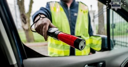Auto stało na odpalonym silniku. Kierowca zasnął z piwem między nogami
