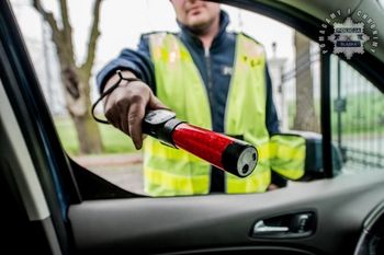 Auto stało na odpalonym silniku. Kierowca zasnął z piwem między nogami