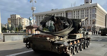 Wraki czołgów w Kijowie. Ukraina zorganizowała Rosjanom „paradę zwycięstwa”