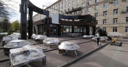 Koniec McDonalda w Rosji. Koncern sprzedaje biznes i wycofuje się z kraju