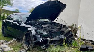 Rybno: Rozpędzony mercedes wjechał prosto w dom. Ranna pasażerka trafiła do szpitala