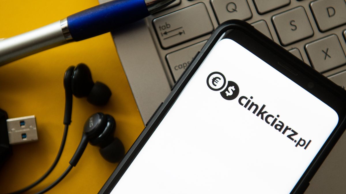 POLAND - 2020/10/20: In this photo illustration a Cinkciarz logo seen displayed on a smartphone. (Photo Illustration by Mateusz Slodkowski/SOPA Images/LightRocket via Getty Images)