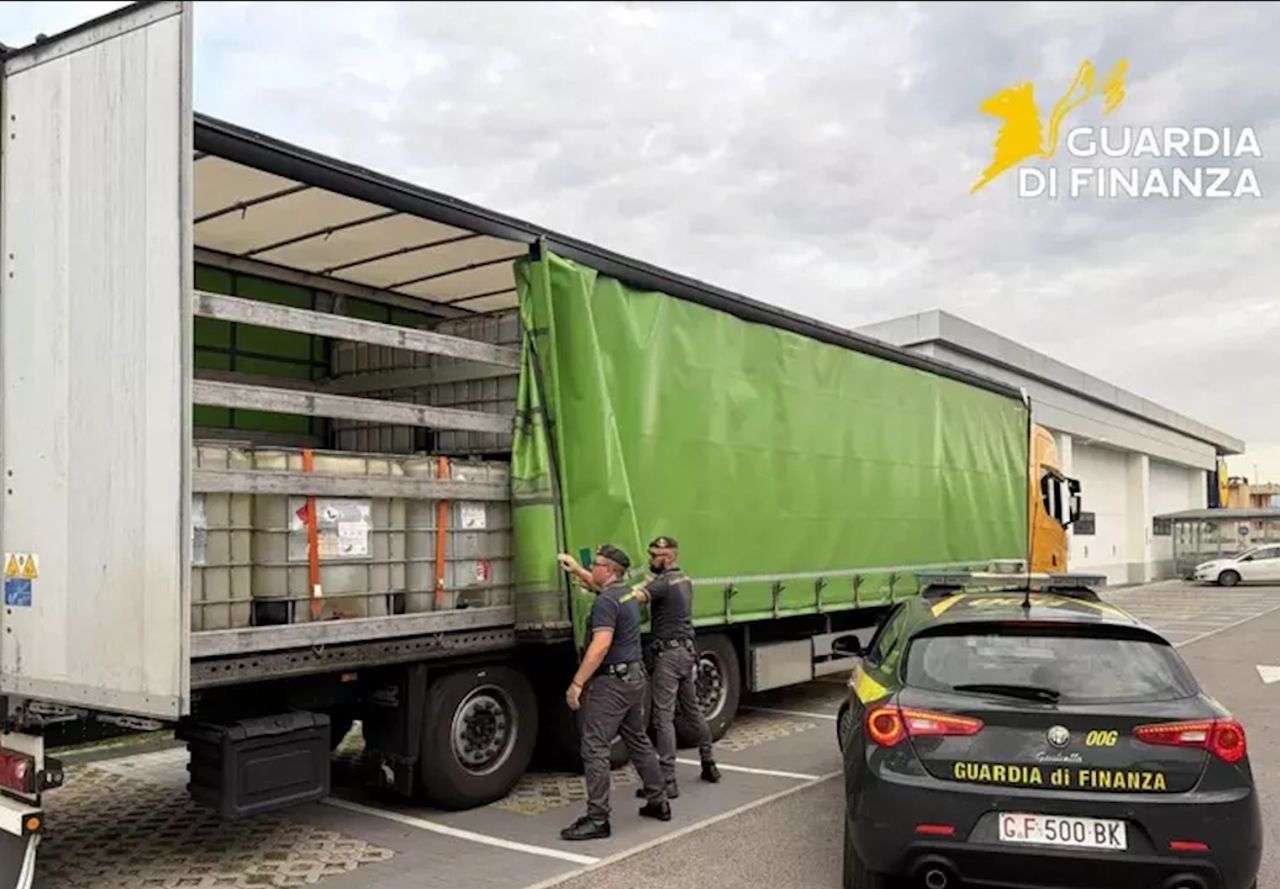 Polacy wpadli we Włoszech. Przewozili 30 tys. litrów paliwa w ciężarówce
