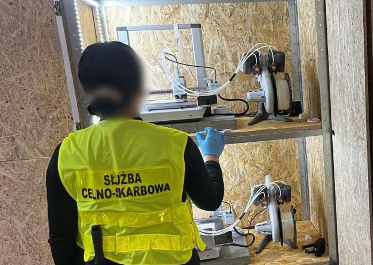 KAS rozbija nielegalną fabrykę płynów do e-papierosów