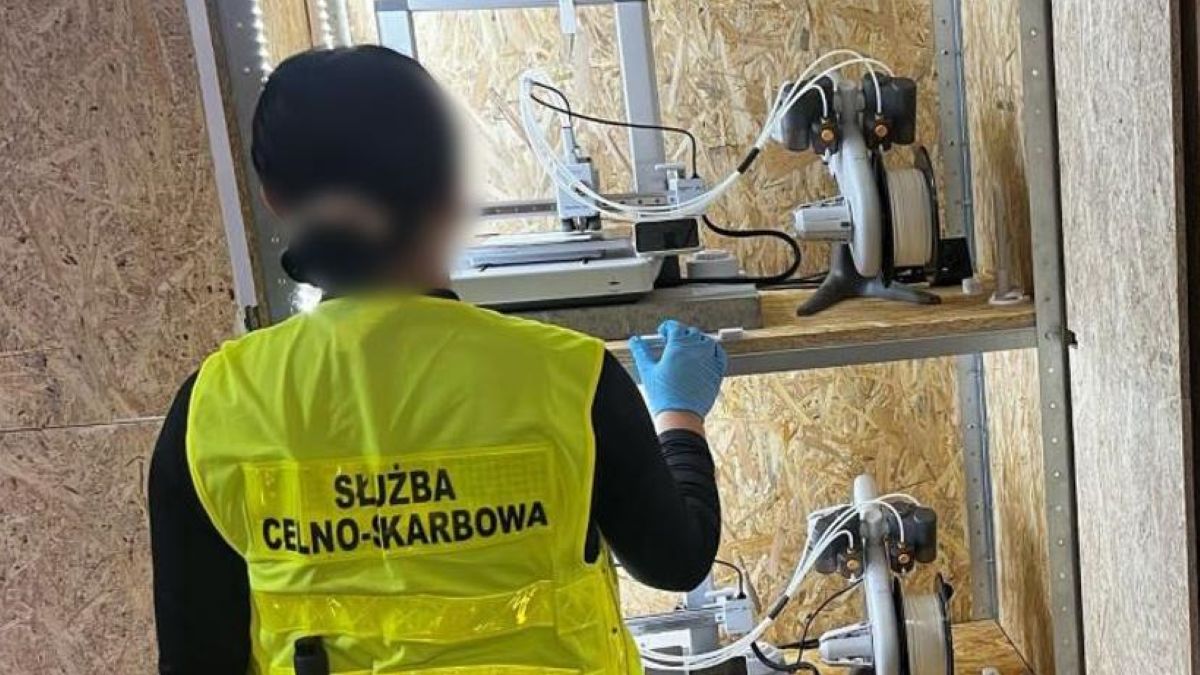 KAS rozbija nielegalną fabrykę płynów do e-papierosów