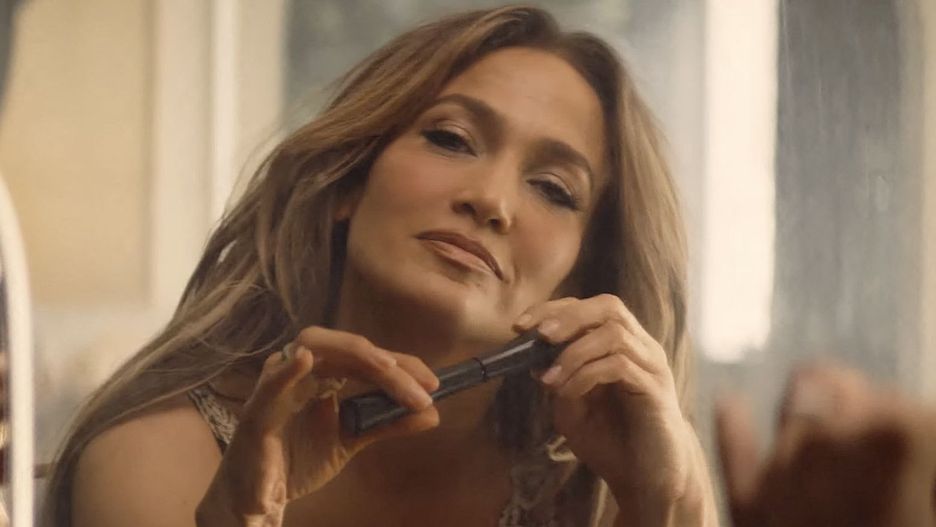 Jennifer Lopez pozuje w satynowej piżamie