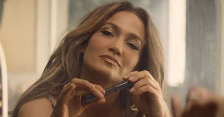 Jennifer Lopez już w świątecznym nastroju. Pokazała zdjęcie w satynowej, czerwonej piżamce