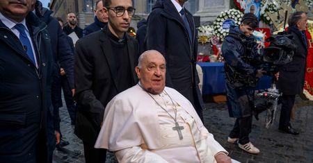 Papież Franciszek z siniakiem na twarzy. Watykan wyjaśnia