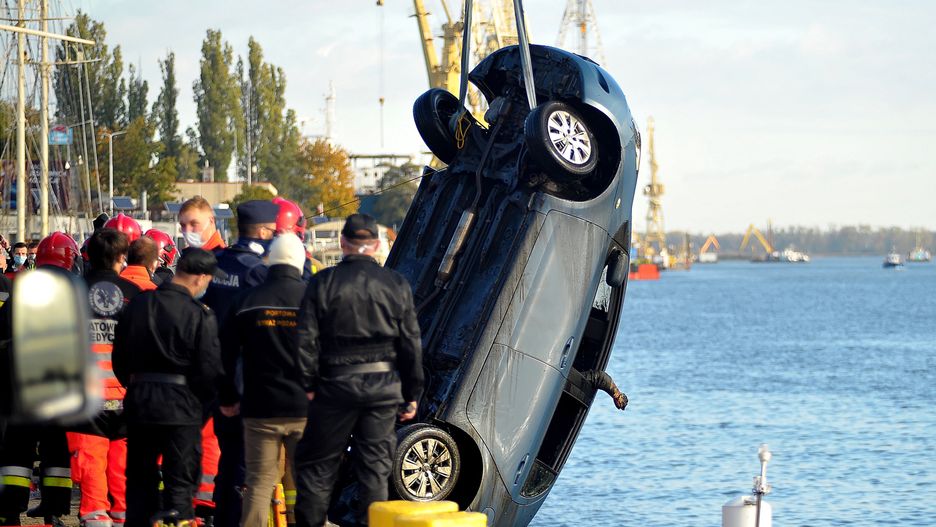 Szczecin. Tragedia nad Odrą przy Wałach Chrobrego (mr) PAP/Marcin Bielecki