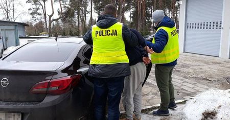Zajechali drogę, wyciągnęli pasażerów z auta i ich pobili. Młodzi napastnicy zatrzymani