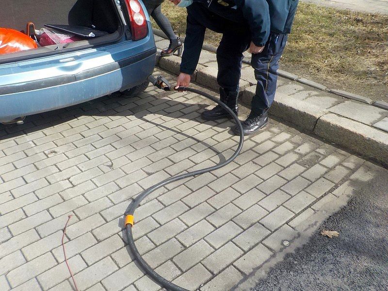 Warszawa. 35-latka odjechała ze stacji paliw z wężem do tankowania