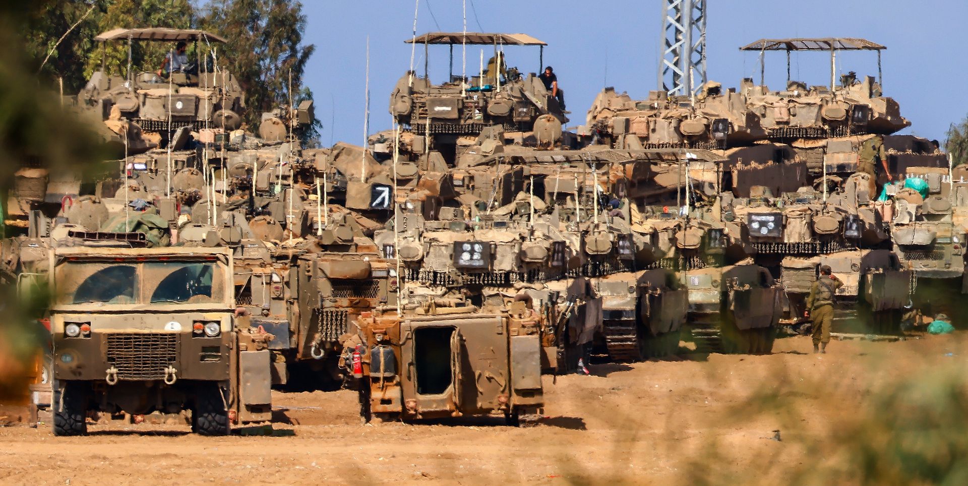 Israeli armored vehicles gathered at an undisclosed location near the border with Gaza, in Israel, 20 October 2023. More than 3,700 Palestinians and 1,400 Israelis have been killed according to the Israel Defense Forces (IDF) and the Palestinian Health authority since Hamas militants launched an attack against Israel from the Gaza Strip on 07 October. Israel has warned all citizens of the Gaza Strip to move to the south ahead of an expected invasion. EPA/HANNIBAL HANSCHKE Dostawca: PAP/EPA.