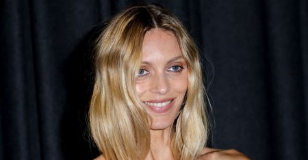 Anja Rubik wdzięczy się przed lustrem w BIKINI