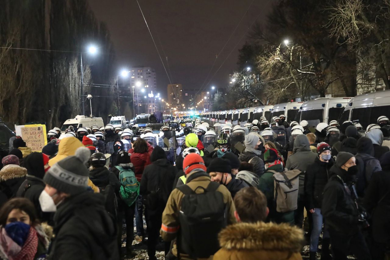 Postępowanie dyscyplinarne za udział w protestach. Czy nauczycielka dostanie zakaz wykonywania zawodu?