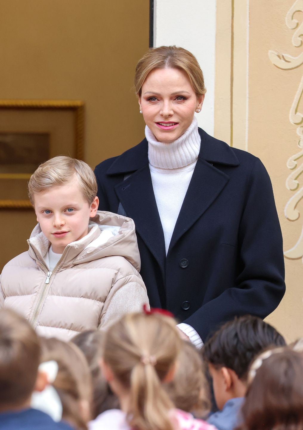 Księżna Charlene posyła nieśmiałe uśmiechy podczas wystąpienia