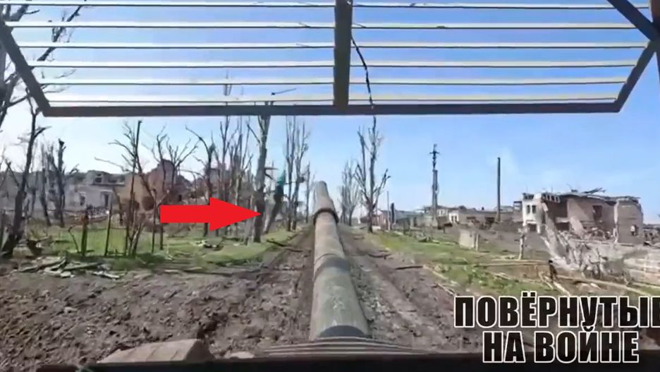 Ukraiński improwizowany dron "kamikadze" tuż przed trafieniem w rosyjski czołg.
