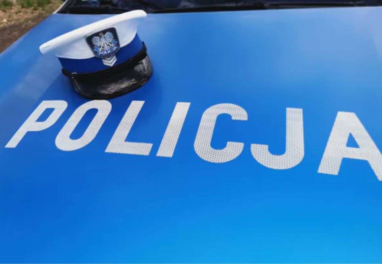 Policjant wiózł nastolatki. Spowodował wypadek