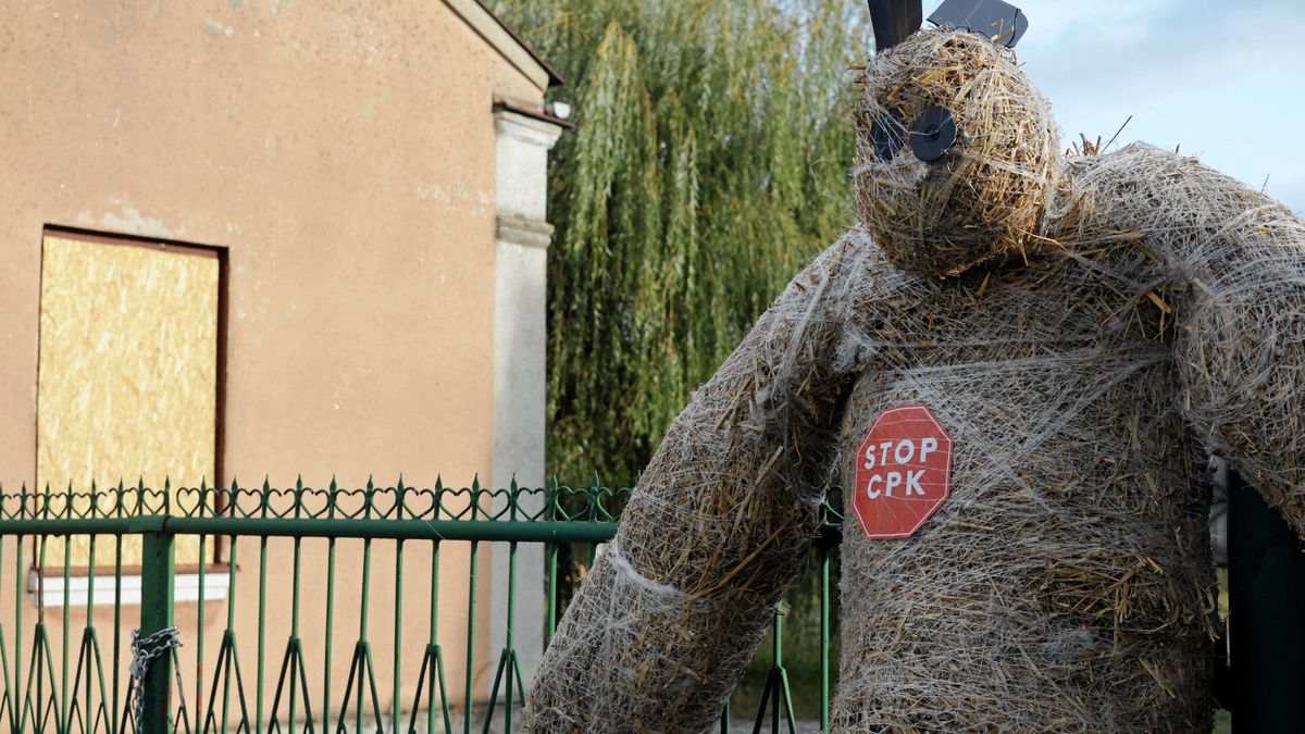 "Miś" przygotowany na spotkanie posłów obecnej koalicji rządzącej (z ramienia Lewicy) z mieszkańcami terenów, gdzie powstać ma lotnisko CPK, Nowy Oryszew, październik 2023 roku