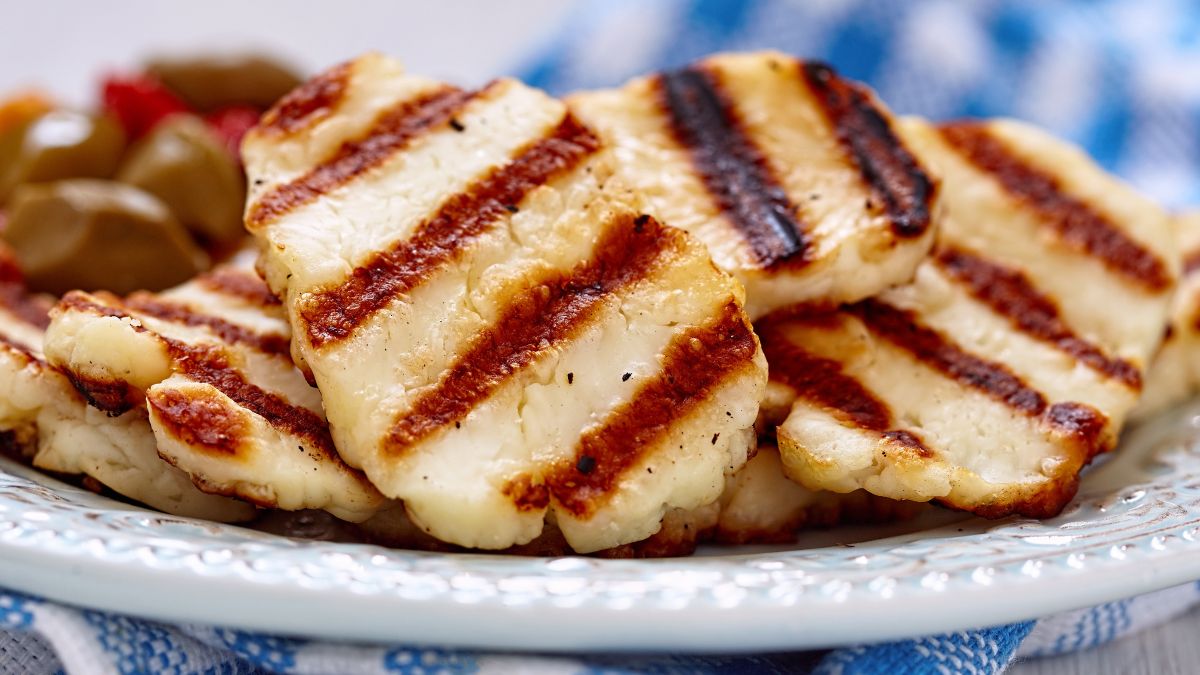 Ser halloumi świetnie smakuje z grilla lub piekarnika