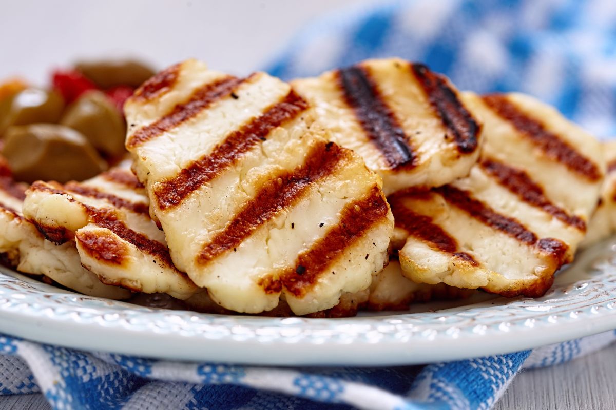 Ser halloumi świetnie smakuje z grilla lub piekarnika