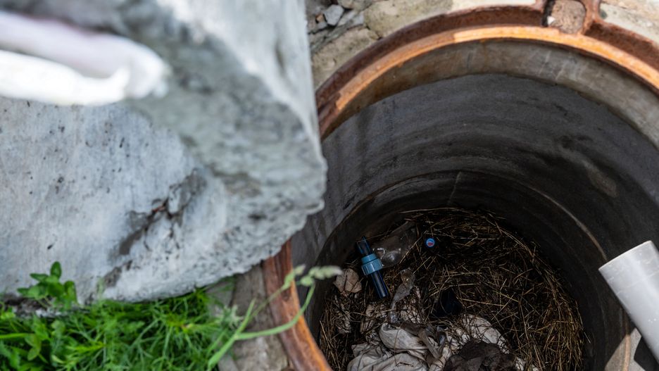 studnia
Motyrzyn-Jasnohorodka, Ukraina, 30.05.2022. Studnia, w kt�rej Rosjanie przetrzymywali jednego z mieszka�c�w wsi Motyrzyn-Jasnohorodka, 30 bm. Trwa inwazja Rosji na Ukrain�. (amb) PAP/Viacheslav Ratynskyi
Viacheslav Ratynskyi
atak, atak Rosji na Ukrain�, inwazja, konflikt zbrojny, na Ukrain�, Rosji, rosyjska, sytuacja na Ukrainie, Ukrai�cy, ukrai�scy, Wojna na Ukrainie, rosyjski, wok� Ukrainy