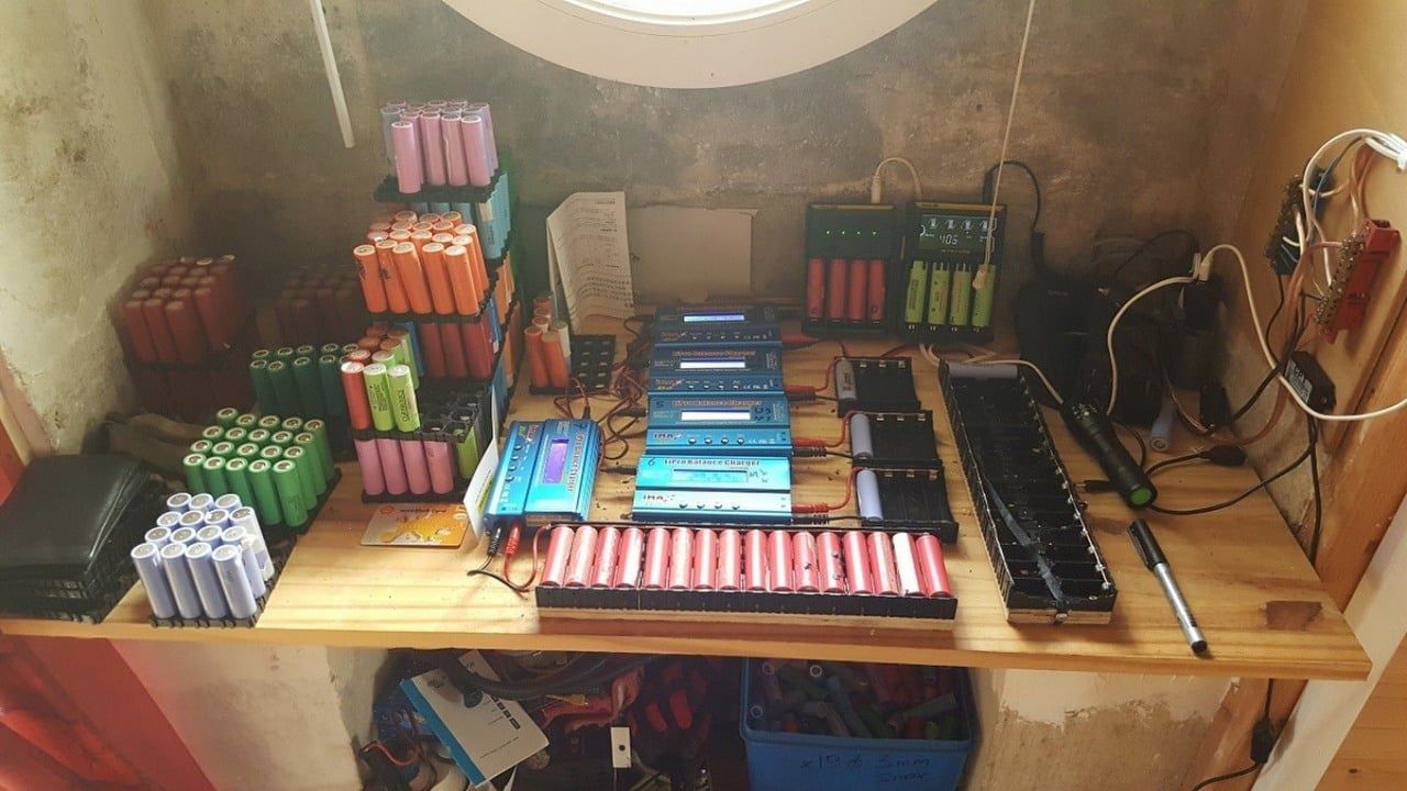 Od ośmiu lat zasila swój dom starymi bateriami od laptopów. Nie miał żadnej awarii