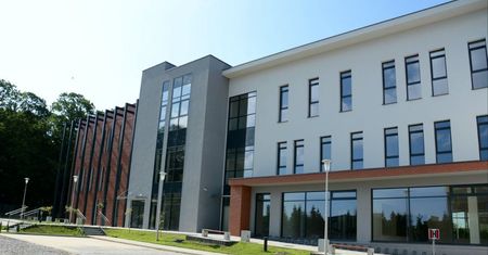 Zamknięte szkoły. Zakażenia w świętokrzyskim. Dyrektor wydał oświadczenie