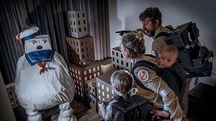 Rodzice odtwarzają z 2-letnim synkiem sceny ze znanych filmów 1