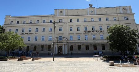 Poczta Polska oddaje część gmachu przy Krakowskim Przedmieściu. Czy to zapowiedź cięć i zwolnień? Mamy komentarz spółki