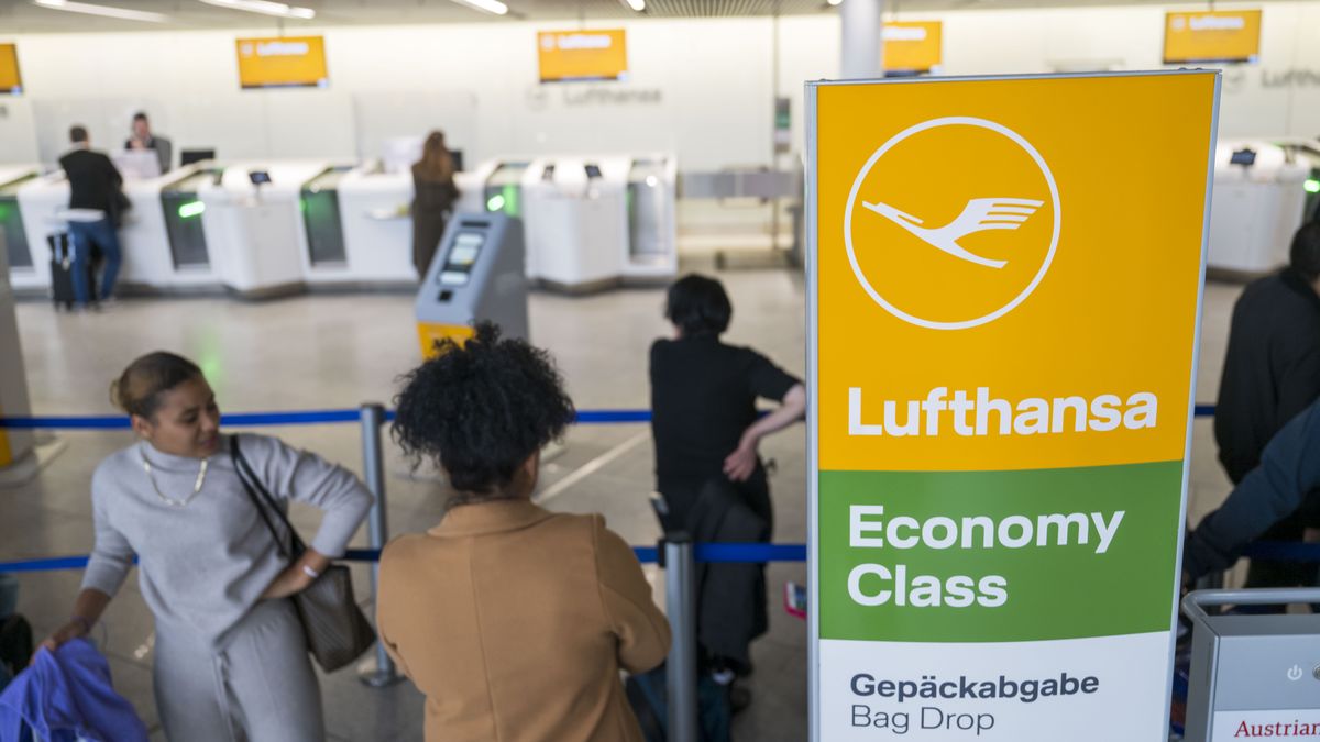 FRANKFURT AM MAIN, GERMANY - MARCH 07: Long queues form in front of Lufthansa rebooking counters at the Frankfurt Airport during nationwide strike of Lufthansa ground employess on March 7, 2024 in Frankfurt, Germany. Germany is facing a simultaneous strike by railway workers of the GDL labour union, ground personnel of Lufthansa airlines and airport security personnel at Frankfurt and Hamburg airports that is scheduled to last until tomorrow midday. (Photo by Thomas Lohnes/Getty Images)