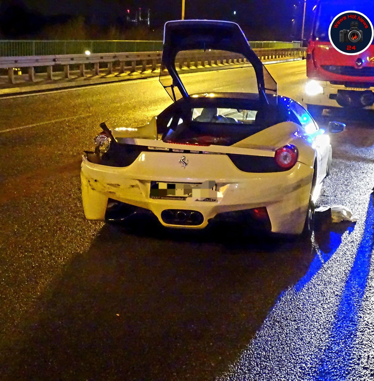 Warszawa. Luksusowe ferrari skasowane na Trasie Siekierkowskiej