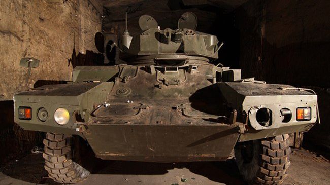 Ukryty podziemny bunkier pełen sprzętu wojskowego 1