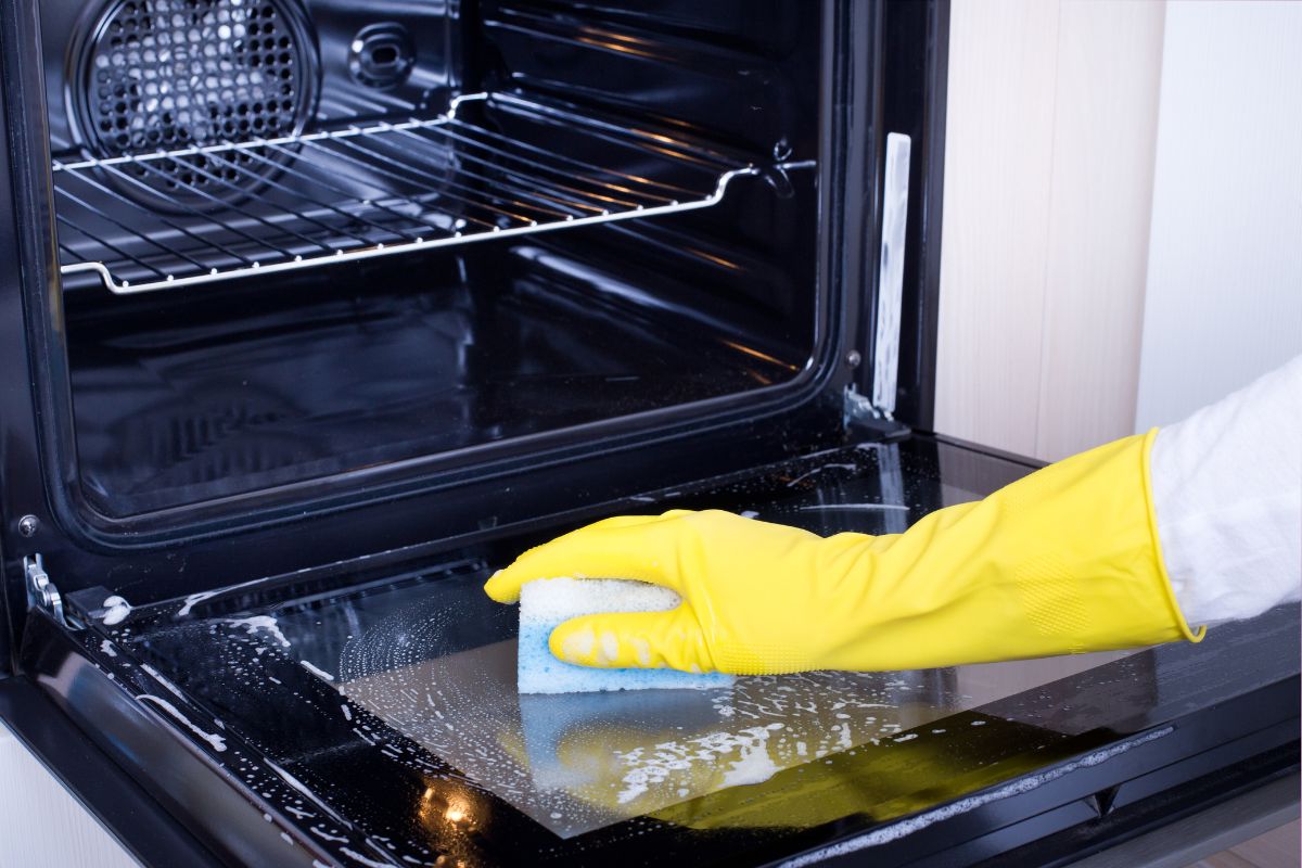 Cleaning the oven this way is very easy.