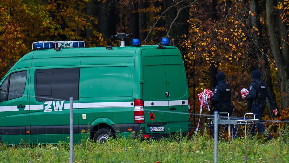 Gdynia, 06.11.2023. Funkcjonariusze służb w okolicach zbiornika wodnego Lepusz w otulinie Trójmiejskiego Parku Krajobrazowego, 6 bm. Prokuratura Okręgowa w Gdańsku poinformowała, że znalezione w zbiorniku Lepusz zwłoki to ciało poszukiwanego Grzegorza Borysa. (jm) PAP/Adam Warżawa