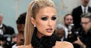 Paris Hilton debiutuje na Gali MET w NIEBOTYCZNIE wysokich butach. Ikona? (ZDJĘCIA)