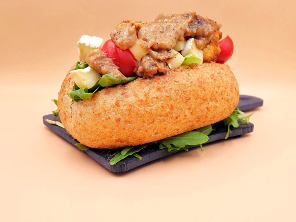 Zapomnij o nudnych bułach z wędliną i serem. Ta kanapka to poezja smaku