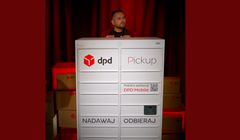 W kampanii DPD Polska "Kurier Mateusz" tłumaczy, jak działają automaty paczkowe