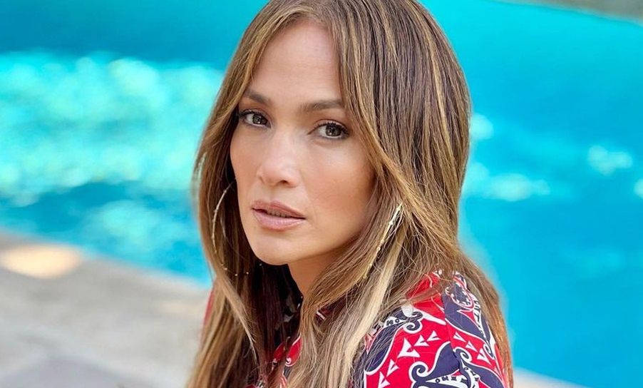 Jennifer Lopez pozuje w jednoczęściowym stroju, fot. Instagram.com/jlo