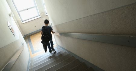 Minister Czarnek obiecał wsparcie psychologiczne dla uczniów. Tymczasem etaty specjalistów są cięte