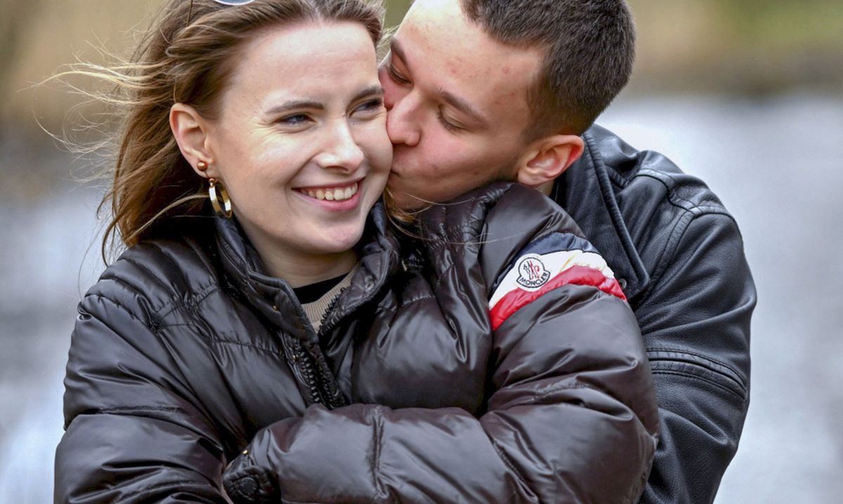 Xavier Wiśniewski i Weronika Fabijańska są zakochani. On to syn Michała Wiśniewskiego i Mandaryny, ona to siostra Sebastiana Fabijańskiego