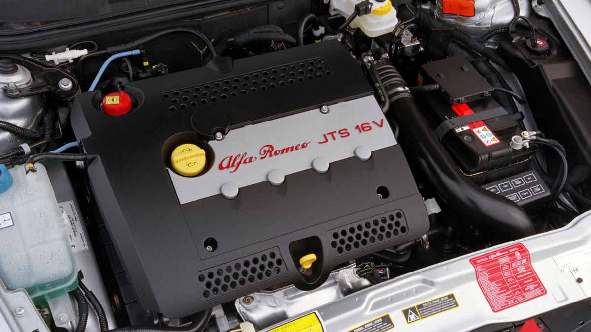 O ile silniki stosowane później - 1.9/2.2 JTS - można uznać za niezłe, o tyle wczesny 2.0 JTS to źródło ogromnych problemów. Lepiej mieć drugie auto do jeżdżenia, a alfę z tą jednostką potraktować hobbystycznie.