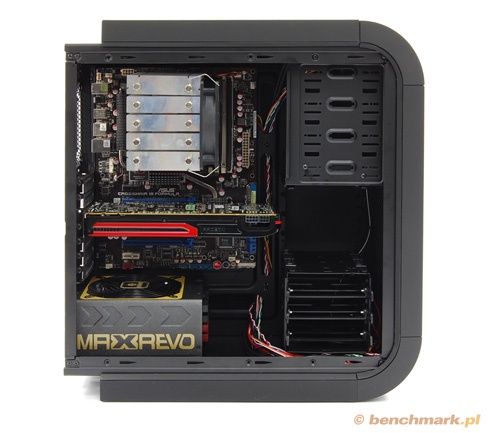 BitFenix Survivor Core - wnętrze z podzespołami