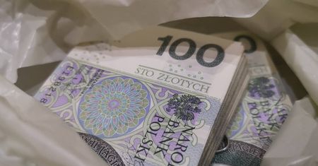 Przekazali fałszywemu policjantowi pieniądze i złote monety. Straty na blisko 100 tys. zł